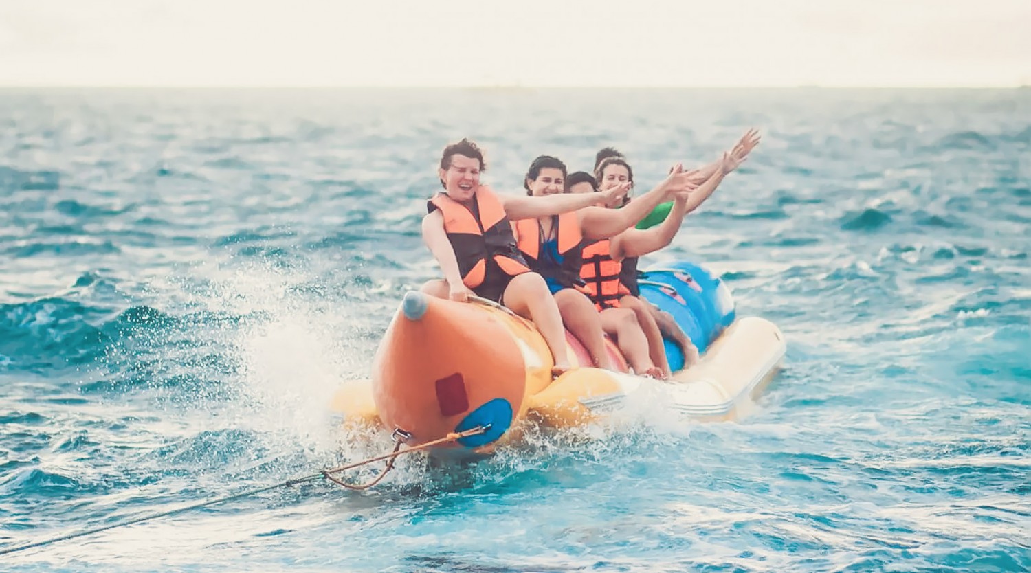 Plimbare cu banana la mare