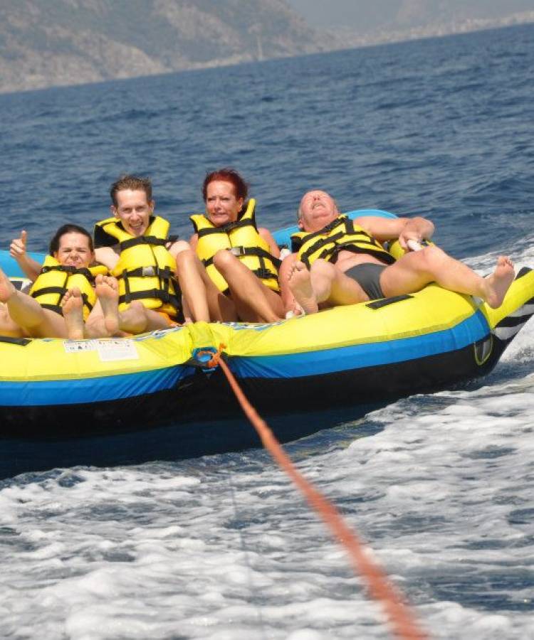 Plimbare cu salteaua la mare