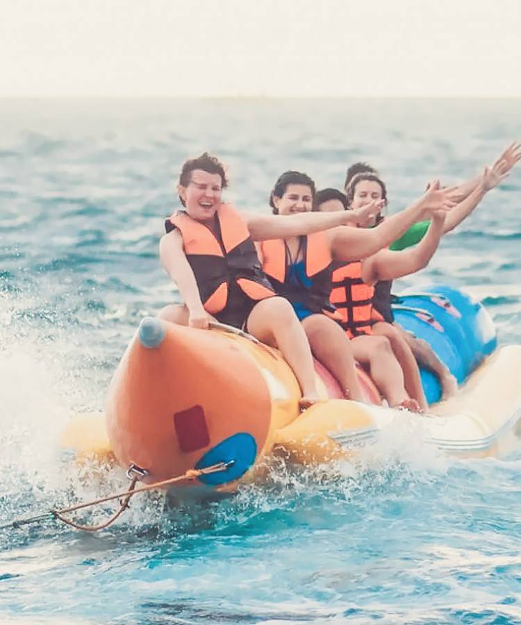Plimbare cu banana la mare